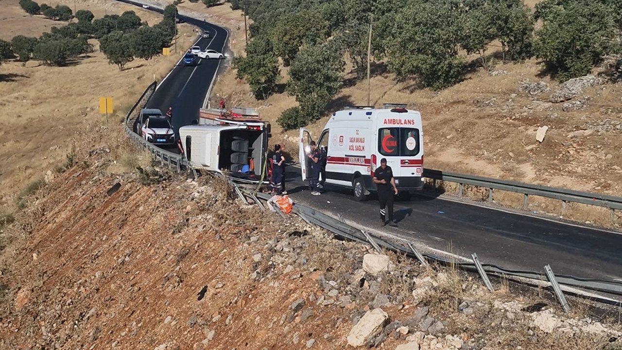 Diyarbakır’da Feci Kaza! Geziye Gidenleri Taşıyan Minibüs Tepetaklak Oldu: 1 Ölü, 3’ü Ağır 16 Yaralı