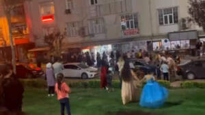 Düğün Çıkışı Birbirlerine Girdiler! Tekme, Yumruk ve Sopalı Kavga Kamerada