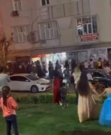 Düğün Çıkışı Birbirlerine Girdiler! Tekme, Yumruk ve Sopalı Kavga Kamerada