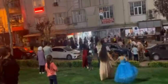 Düğün Çıkışı Birbirlerine Girdiler! Tekme, Yumruk ve Sopalı Kavga Kamerada