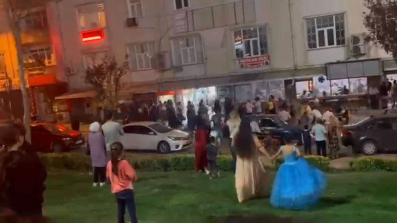 Düğün Çıkışı Birbirlerine Girdiler! Tekme, Yumruk ve Sopalı Kavga Kamerada