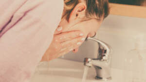 Her Gün Yüzünü Tuzlu Suyla Yıkamak Ne İşe Yarar? Etkisini Duyunca İnanamayacaksınız