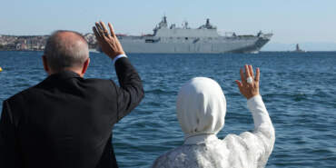 İstanbul Boğazı’nda Tarihi Anlar… TCG Anadolu’dan Geçiş Töreni! Cumhurbaşkanı Erdoğan Gemileri Selamladı