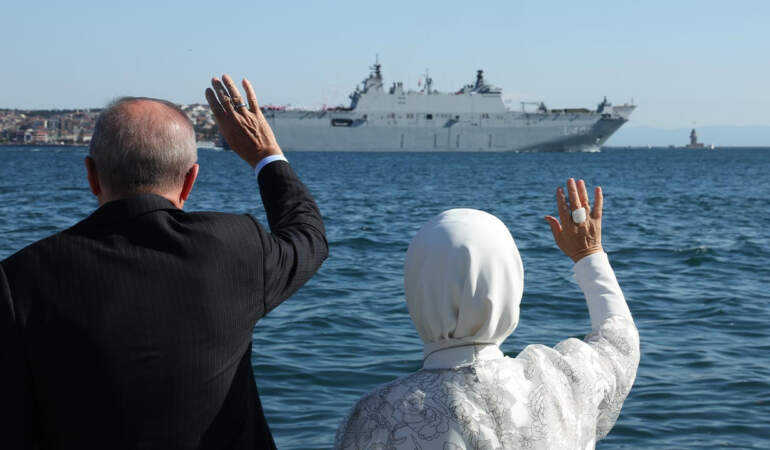 İstanbul Boğazı’nda Tarihi Anlar… TCG Anadolu’dan Geçiş Töreni! Cumhurbaşkanı Erdoğan Gemileri Selamladı