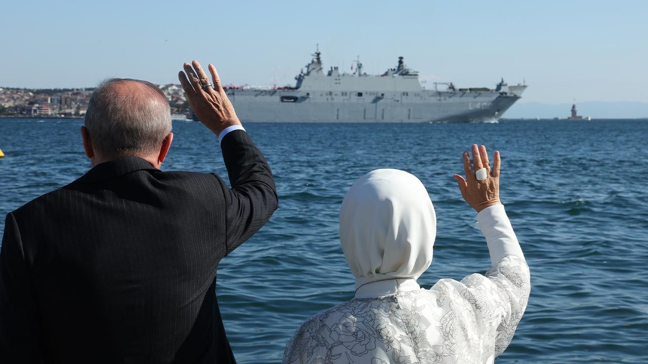 İstanbul Boğazı’nda Tarihi Anlar… TCG Anadolu’dan Geçiş Töreni! Cumhurbaşkanı Erdoğan Gemileri Selamladı