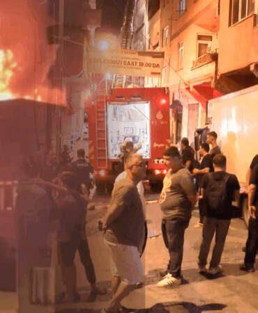 İstanbul’da Korku Dolu Anlar, Sesi Duyan Kendisini Dışarı Attı