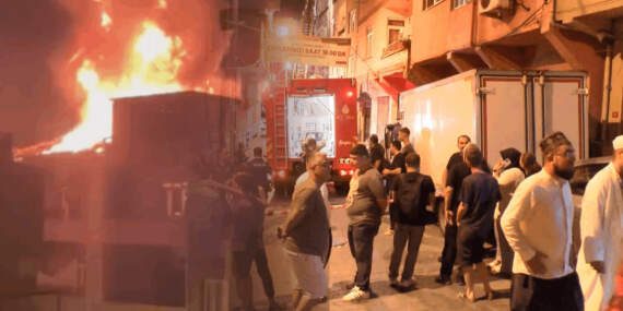 İstanbul’da Korku Dolu Anlar, Sesi Duyan Kendisini Dışarı Attı