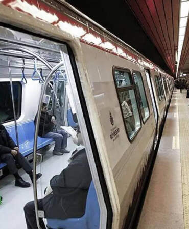 İstanbul’da Metroda Teknik Arıza! Seferler Aksadı, Duraklar Doldu