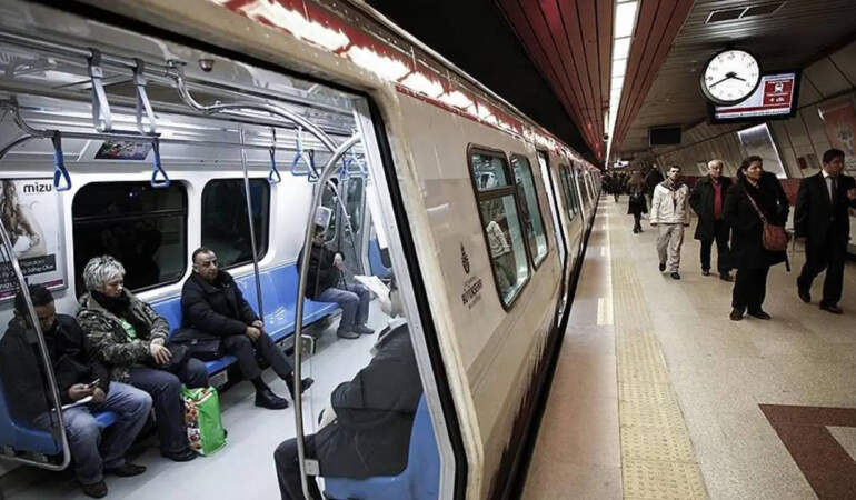 İstanbul’da Metroda Teknik Arıza! Seferler Aksadı, Duraklar Doldu
