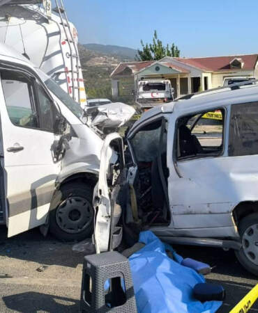 İzmir’de Servis Minibüsü ile Otomobil Çarpıştı! 1 Ölü, 13 Yaralı