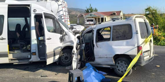 İzmir’de Servis Minibüsü ile Otomobil Çarpıştı! 1 Ölü, 13 Yaralı