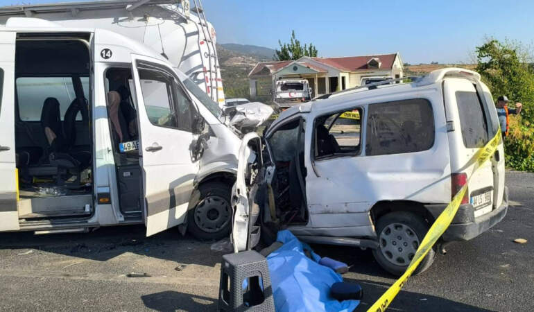 İzmir’de Servis Minibüsü ile Otomobil Çarpıştı! 1 Ölü, 13 Yaralı