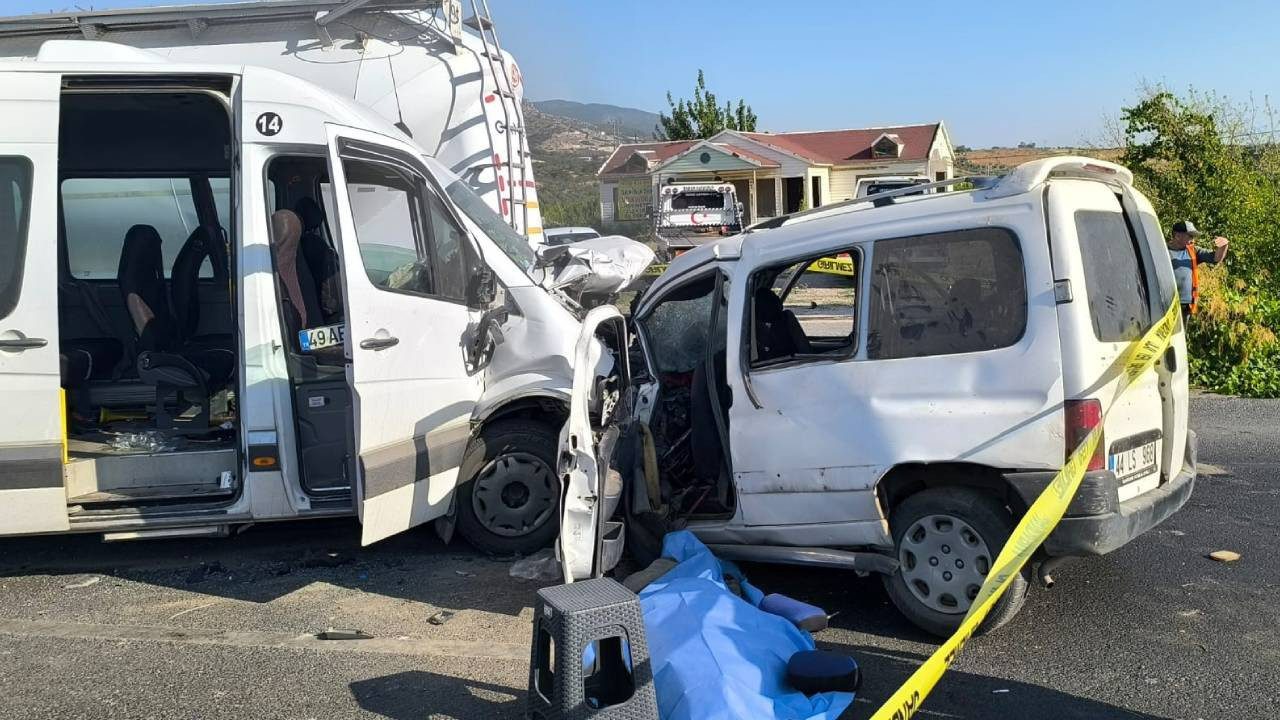 İzmir’de Servis Minibüsü ile Otomobil Çarpıştı! 1 Ölü, 13 Yaralı