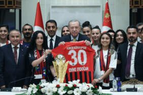 Kadın Futbolculardan Cumhurbaşkanı Erdoğan’a Ziyaret