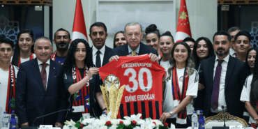 Kadın Futbolculardan Cumhurbaşkanı Erdoğan’a Ziyaret