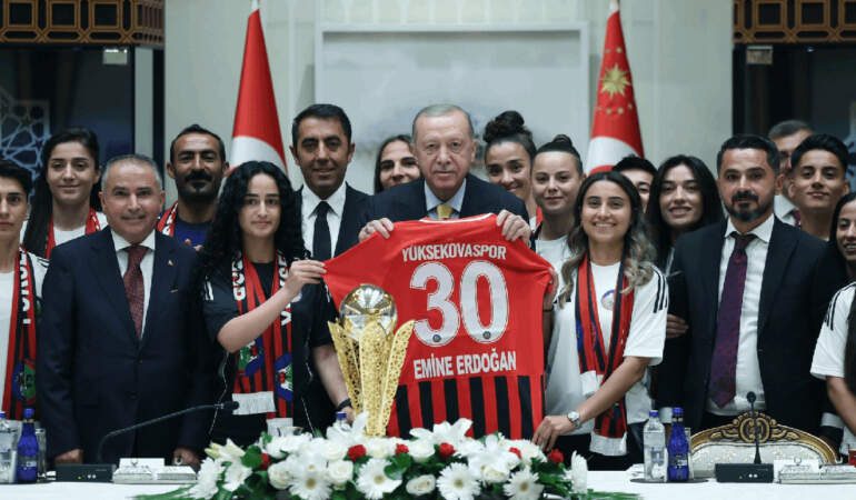 Kadın Futbolculardan Cumhurbaşkanı Erdoğan’a Ziyaret
