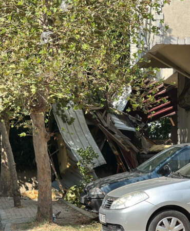 Kartal’da Şiddetli Rüzgar 7 Katlı Apartmanın Çatısını Uçurdu