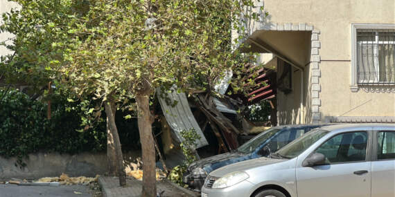 Kartal’da Şiddetli Rüzgar 7 Katlı Apartmanın Çatısını Uçurdu