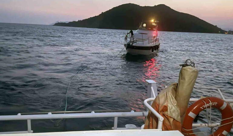 Katrancı Adası’nda Sürüklenen Tekne Kurtarıldı