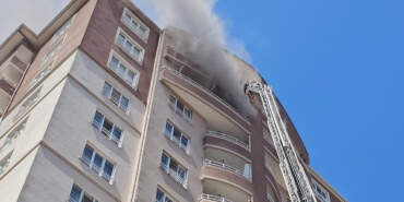 Kayseri’de 14 Katlı Apartmanda Yangın! Mahsur Kalanlar Var