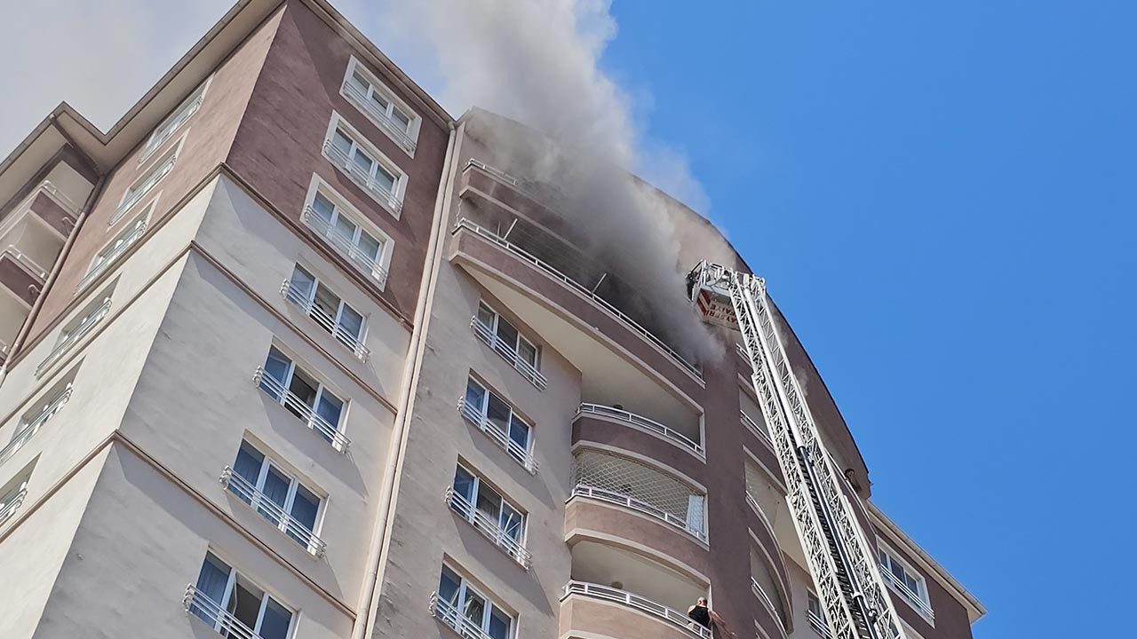 Kayseri’de 14 Katlı Apartmanda Yangın! Mahsur Kalanlar Var