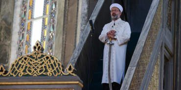 Kıyafetler, Estetik, Dövme, Sosyal Medya… Diyanet’in Hedefinde Yine Kadınlar Var! Cuma Hutbesi Tepki Çekti