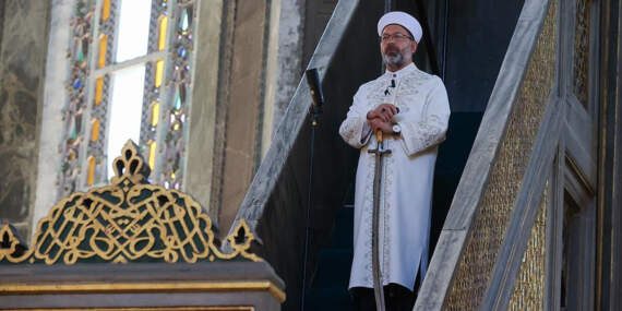 Kıyafetler, Estetik, Dövme, Sosyal Medya… Diyanet’in Hedefinde Yine Kadınlar Var! Cuma Hutbesi Tepki Çekti