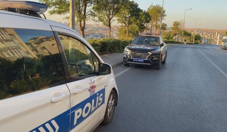 Kurye Kılığında Siteye Girdi, Eşini Ağır Yaraladı!