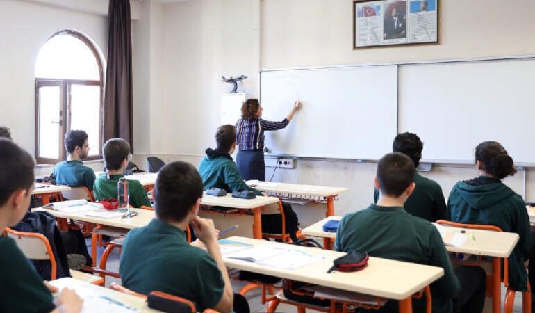 MEB İngilizce Müfredatını Baştan Sona Yeniledi! “Anlıyorum Ama Konuşamıyorum” Dönemi Bitiyor