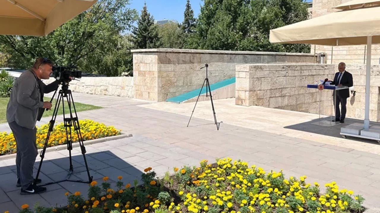 Meclis’te Sıra Dışı Olay: Bir Vekil ve Bir Kameraman… Tek Kişilik Basın Toplantısı