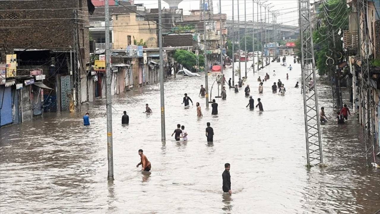 O ülkede Taş Üstünde Taş Kalmadı! Muson Yağmurlarında Can kaybı 700’ü Aştı