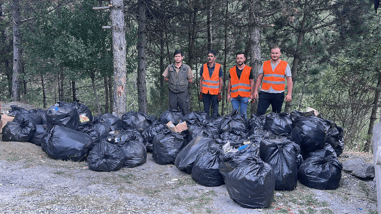 Ormanlık Alandan 200 Torba Çöp Çıktı