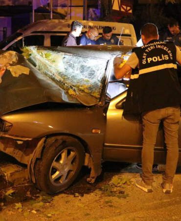 Otomobil Ağaca Ok Gibi Saplandı, Doğum Gününde Feci Şekilde Can Verdi
