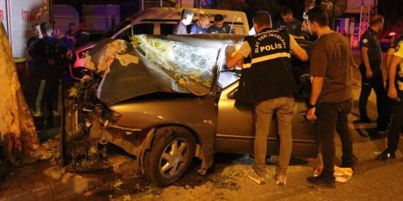 Otomobil Ağaca Ok Gibi Saplandı, Doğum Gününde Feci Şekilde Can Verdi