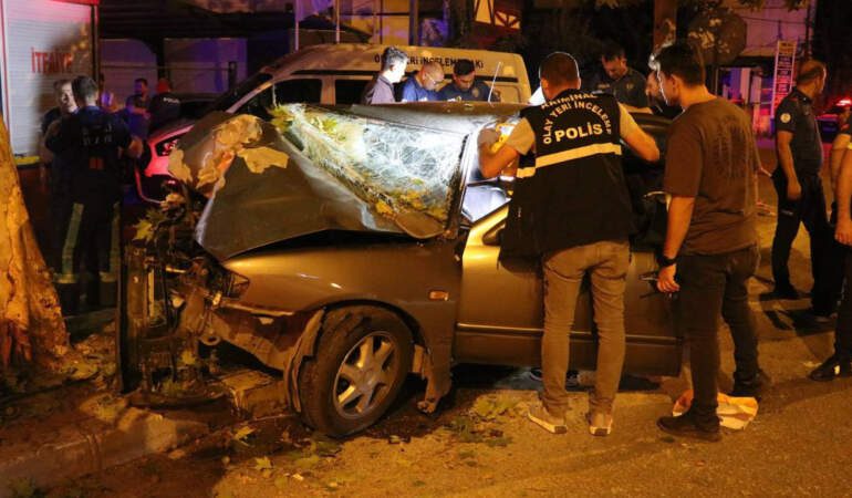 Otomobil Ağaca Ok Gibi Saplandı, Doğum Gününde Feci Şekilde Can Verdi