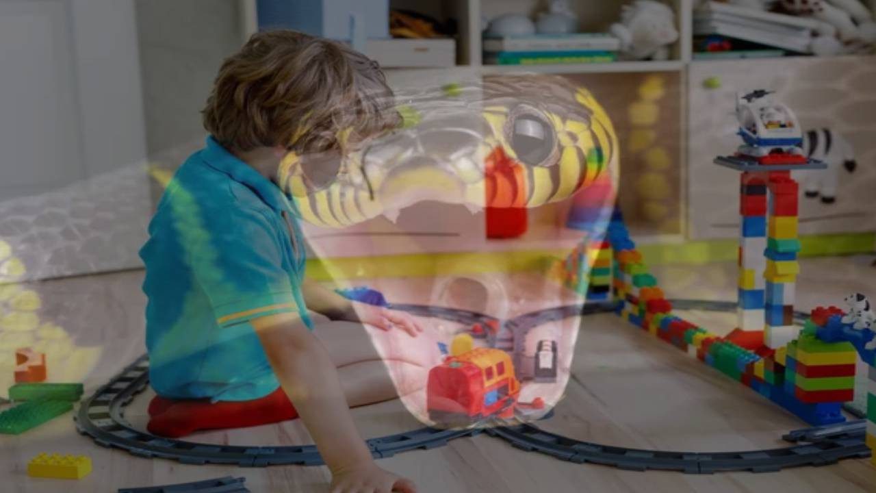 Oyuncak Trende Zehirli Yılan Dehşeti! Küçük Çocuk Ölümden Son Anda Kurtuldu