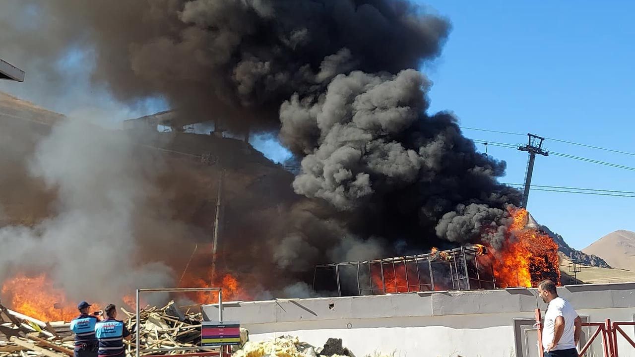 Palandöken Kayak Merkezi’nde Yangın! Kafe ve Maketler Alevlere Teslim Oldu