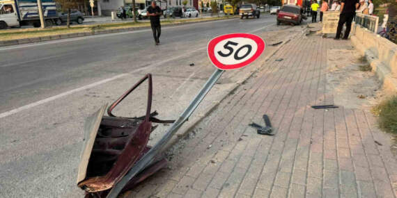 Park Halindeki Araca Çarptı: 3 Yaralı