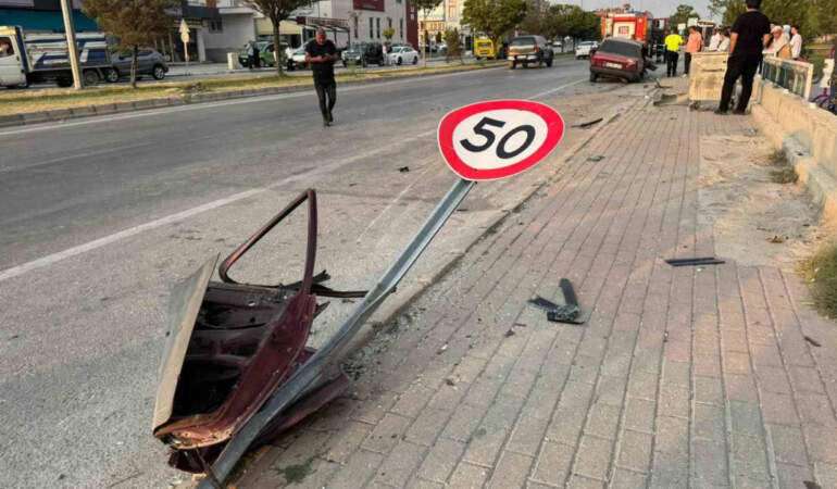 Park Halindeki Araca Çarptı: 3 Yaralı