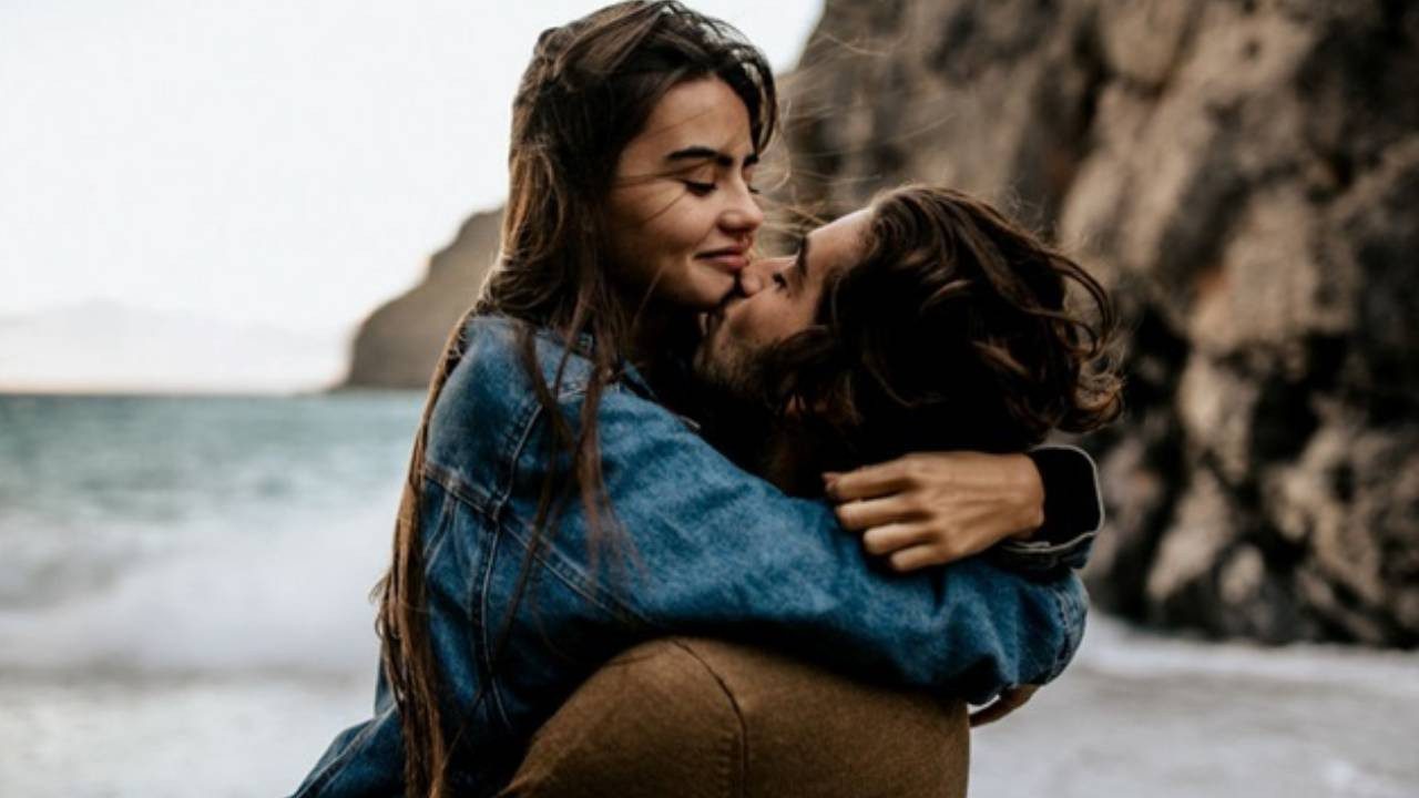 Psikologlar Açıkladı! Sevgilinizin Sizi Gerçekten Sevdiğini Gösteren 3 İşaret Ortaya Çıktı