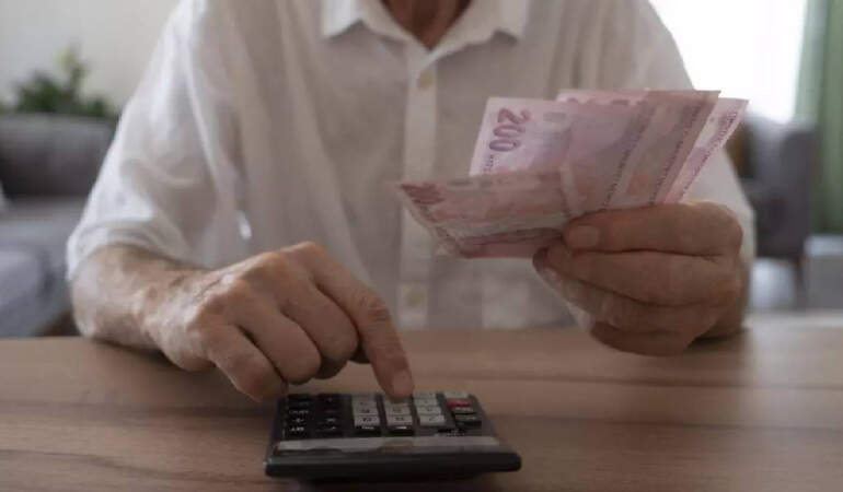SGK Uzmanı İsa Karakaş Açıkladı: Emeklilikte Kritik Karar Maaşınızı Belirleyecek! 2025 mi, 2026 mı Daha Avantajlı?