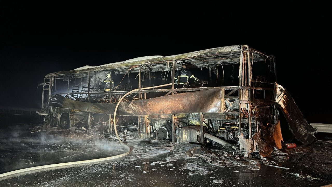 Şoförün Dikkati Faciayı Önledi… Yolcu Otobüsü Kül Oldu