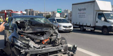 Sultanbeyli’de Milyonluk Kaza! Tıra Arkadan Çarpan Tesla Hurdaya Döndü