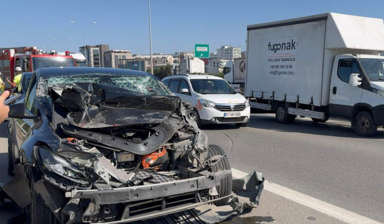 Sultanbeyli’de Milyonluk Kaza! Tıra Arkadan Çarpan Tesla Hurdaya Döndü