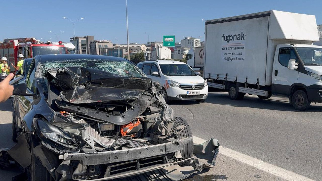 Sultanbeyli’de Milyonluk Kaza! Tıra Arkadan Çarpan Tesla Hurdaya Döndü