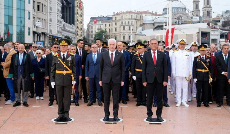 Taksim’de 30 Ağustos Zafer Bayramı Töreni: İBB Başkan Vekili Çelenk Bıraktı
