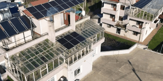 Terasını Serayla Kapladı, Dört Mevsim Üretiyor: Getirisi Rekor Kırdı, İki Eve Birden Yetiyor