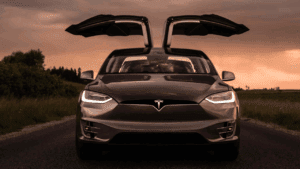 Tesla’nın Satışları Avrupa’da Resmen Eridi, Fiyatları Yarıya İndirdi!