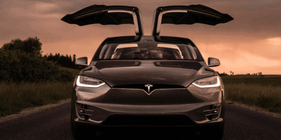 Tesla’nın Satışları Avrupa’da Resmen Eridi, Fiyatları Yarıya İndirdi!