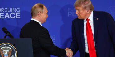 Trump-Putin Zirvesinde Skandal! Gizli Belgeler Otelde Yazıcıda Unutuldu…